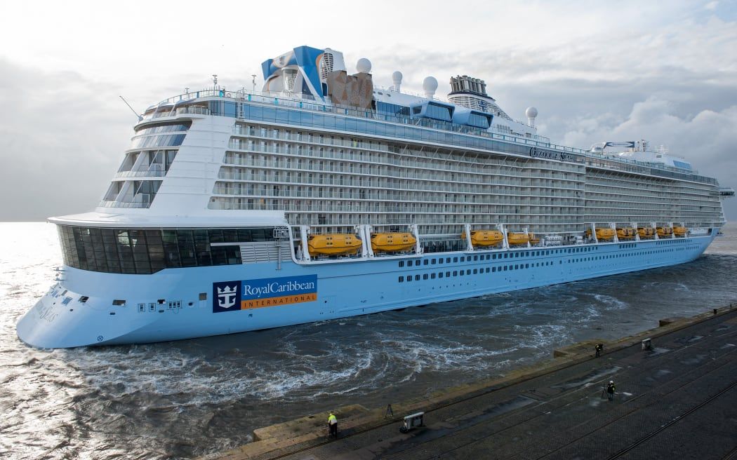 wellington-scoop-huge-cruise-ship-leaves-wellington-fails-to-berth